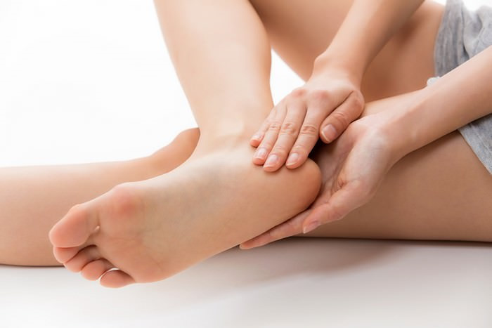Nứt gót chân phải làm sao? 7 cách trị nứt gót chân hiệu quả | A-Z Làm đẹp
