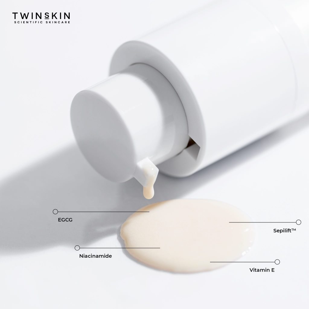Review Biogenic Retinol Twins Skin kết cấu dạng kem mỏng dễ tán.